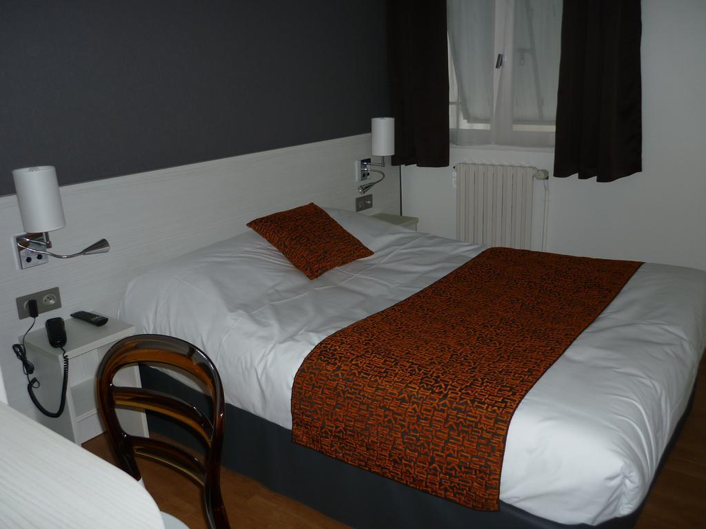 Contact Hotel Du Cerf Château-Gontier Zimmer foto